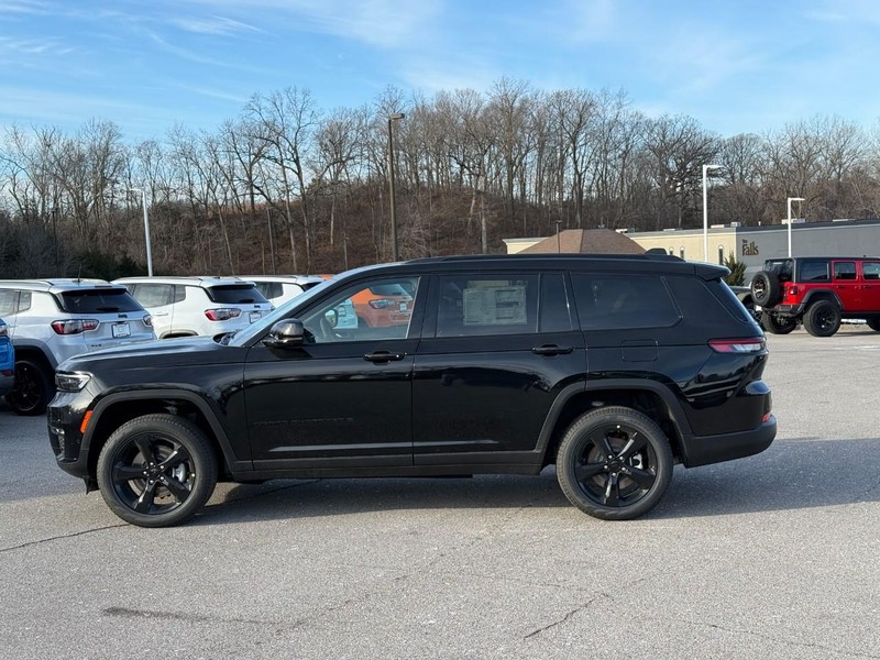 Jeep Grand Cherokee L Vehicle Full-screen Gallery Image 2