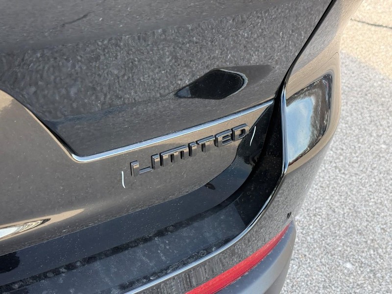 Jeep Grand Cherokee L Vehicle Full-screen Gallery Image 5