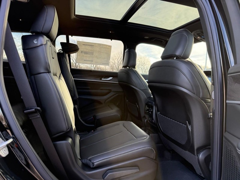 Jeep Grand Cherokee L Vehicle Full-screen Gallery Image 6