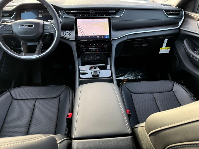 Jeep Grand Cherokee L Vehicle Full-screen Gallery Image 8