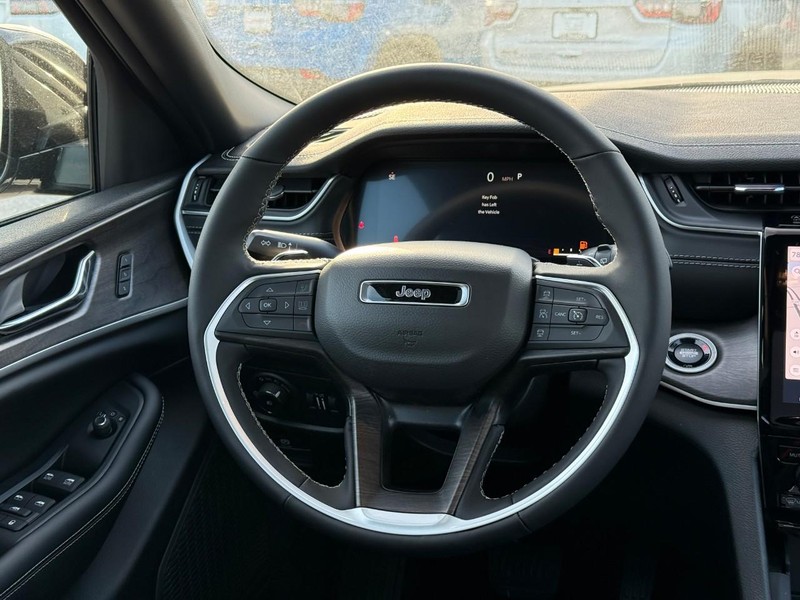 Jeep Grand Cherokee L Vehicle Full-screen Gallery Image 9