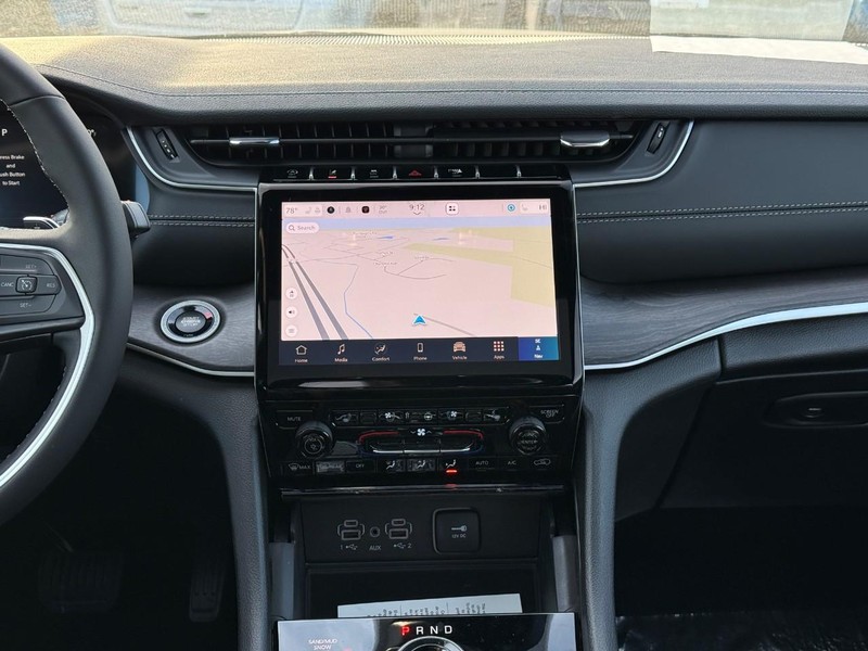 Jeep Grand Cherokee L Vehicle Full-screen Gallery Image 10