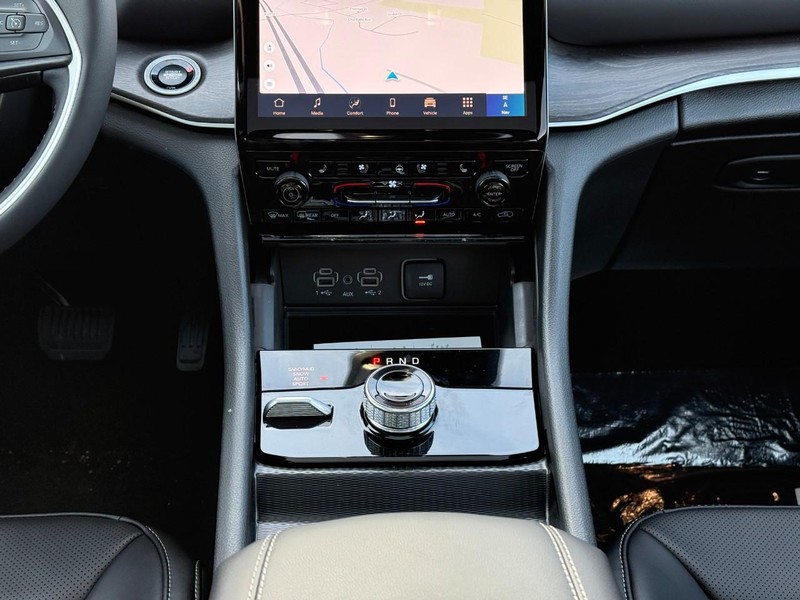 Jeep Grand Cherokee L Vehicle Full-screen Gallery Image 12