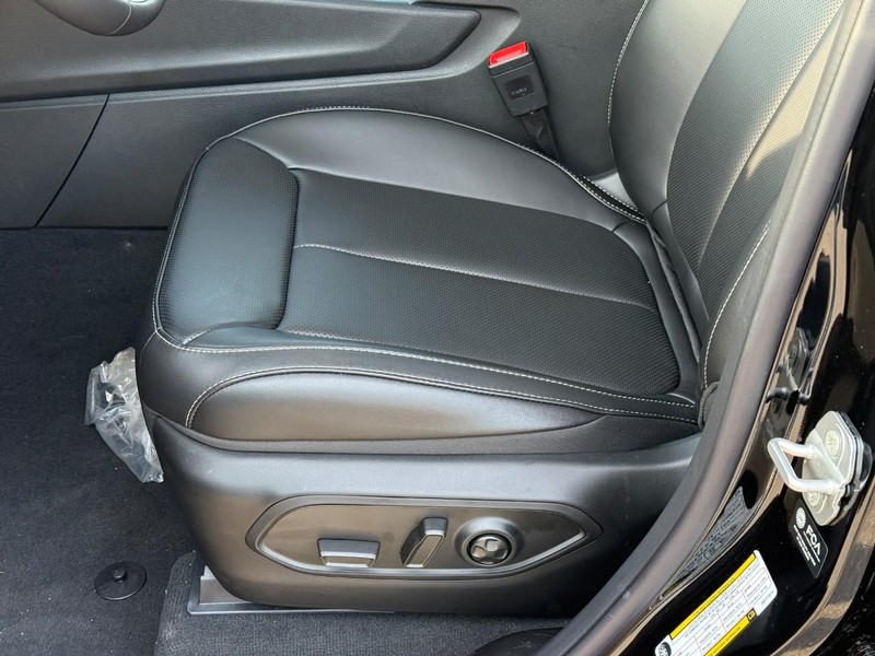 Jeep Grand Cherokee L Vehicle Full-screen Gallery Image 14