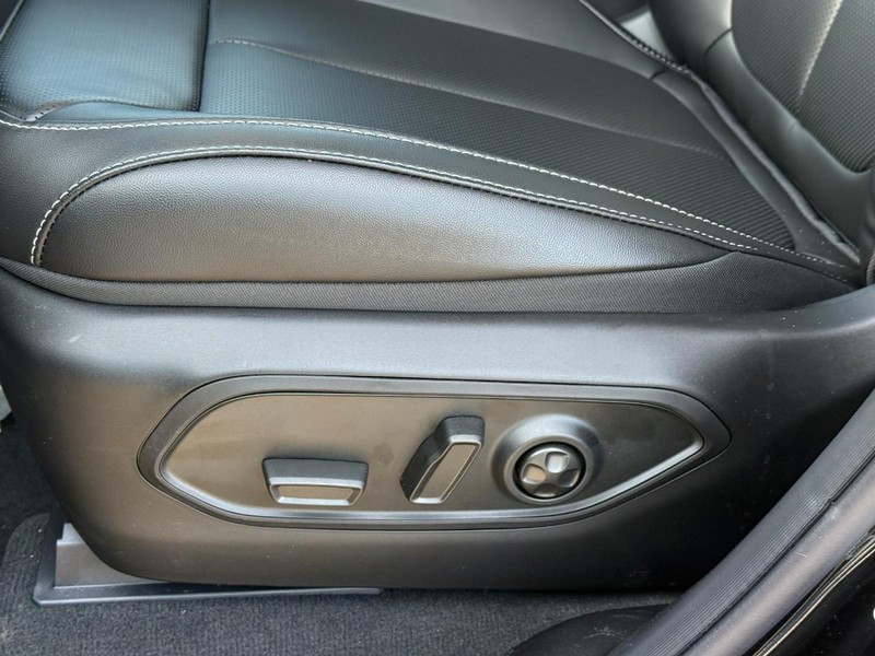 Jeep Grand Cherokee L Vehicle Full-screen Gallery Image 15