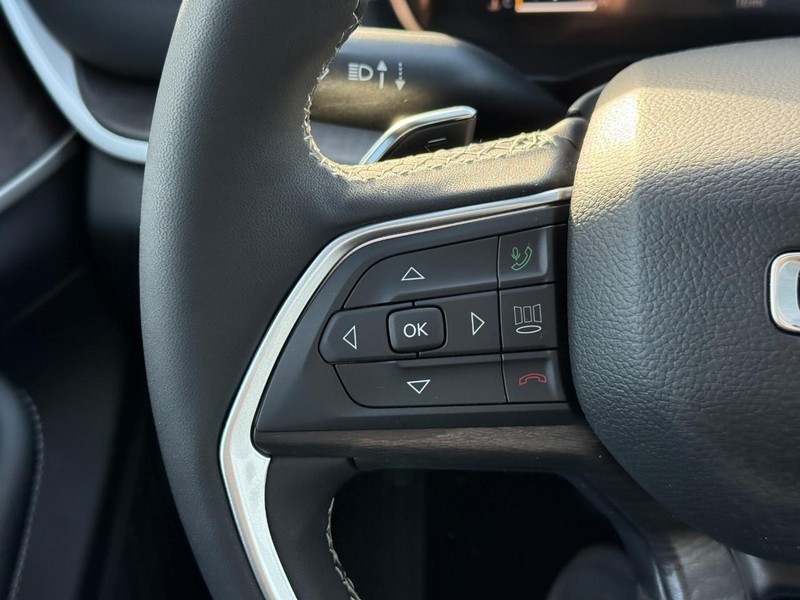 Jeep Grand Cherokee L Vehicle Full-screen Gallery Image 16