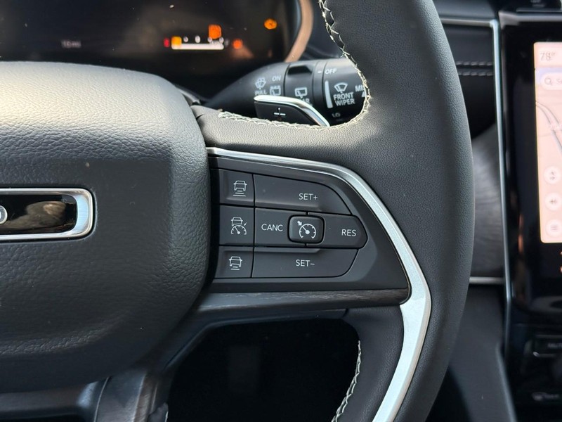 Jeep Grand Cherokee L Vehicle Full-screen Gallery Image 17