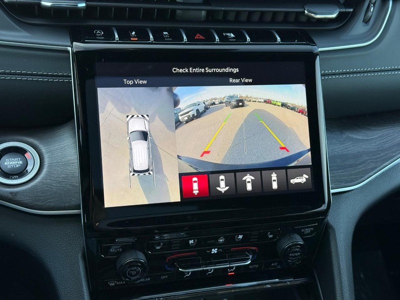 Jeep Grand Cherokee L Vehicle Full-screen Gallery Image 20