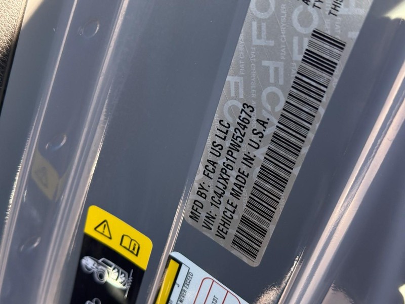 Jeep Wrangler 4xe Vehicle Full-screen Gallery Image 23