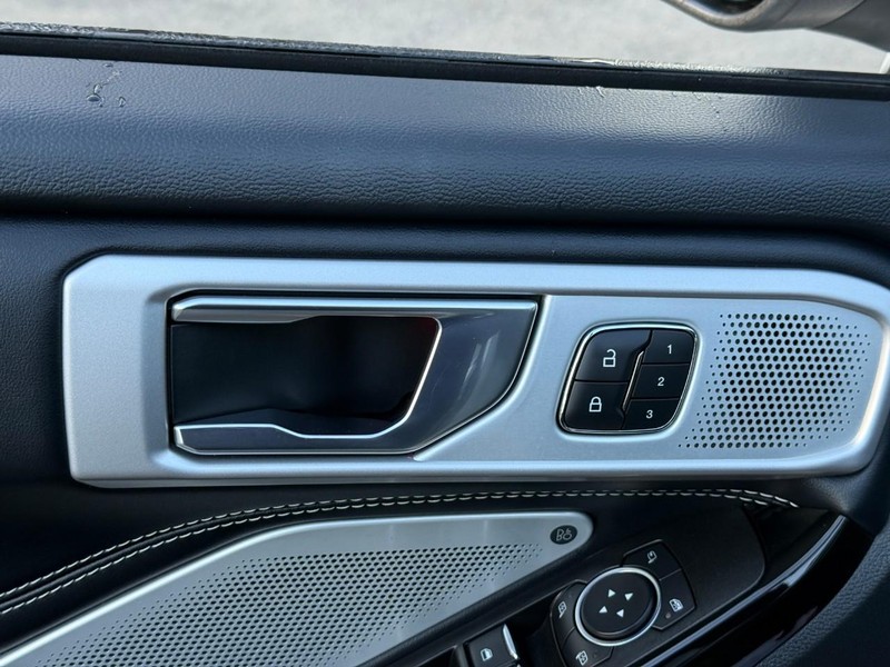 Ford Explorer Vehicle Image 21