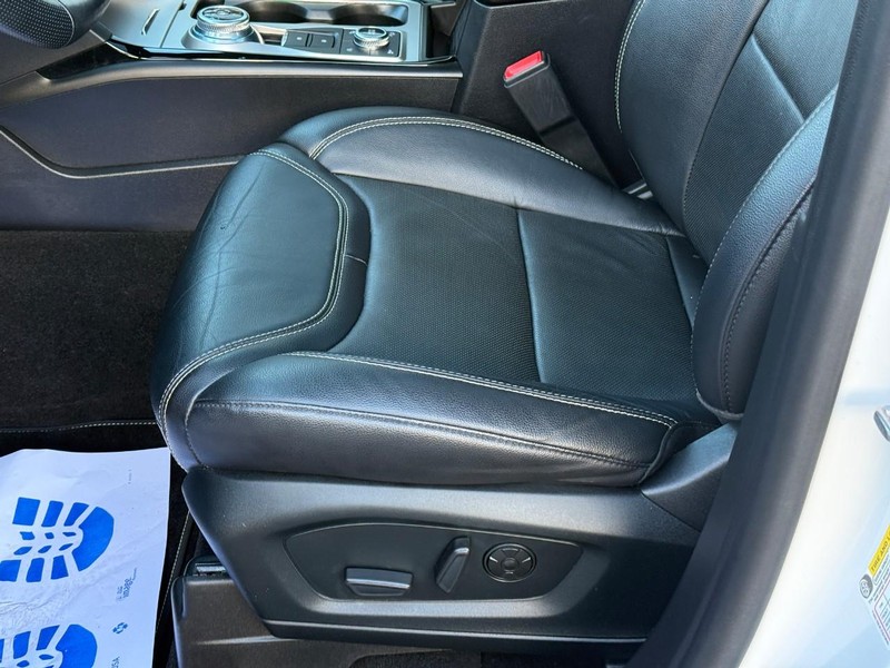 Ford Explorer Vehicle Image 22