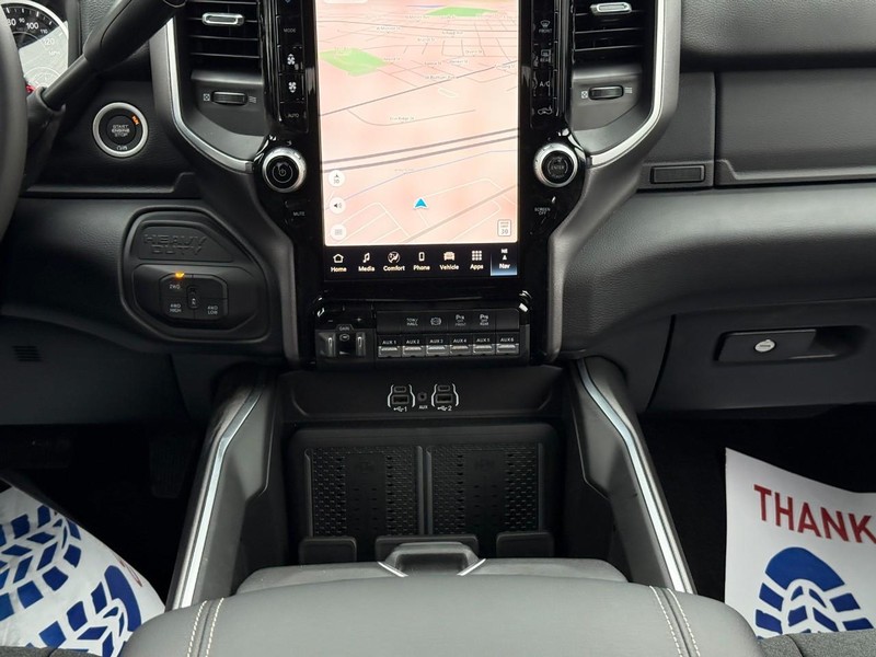 Ram 2500 Vehicle Full-screen Gallery Image 9