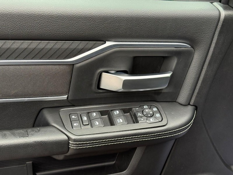 Ram 2500 Vehicle Full-screen Gallery Image 10