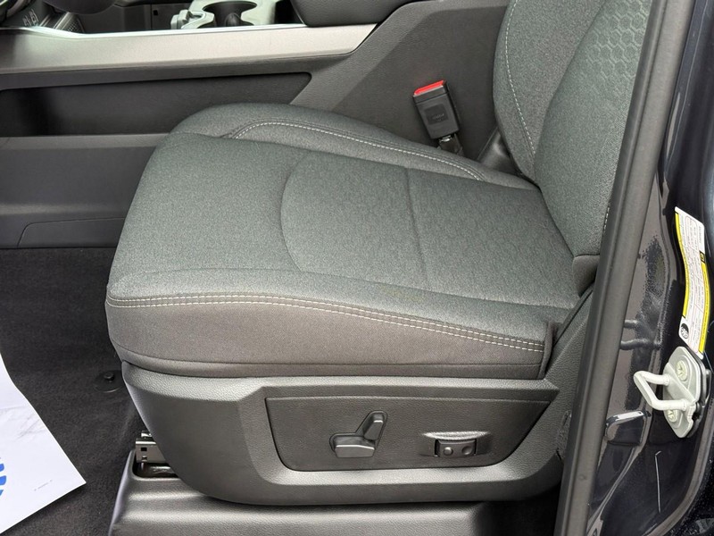 Ram 2500 Vehicle Full-screen Gallery Image 11