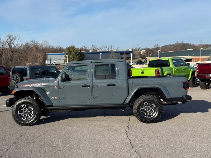 Jeep Gladiator Vehicle Full-screen Gallery Image 2