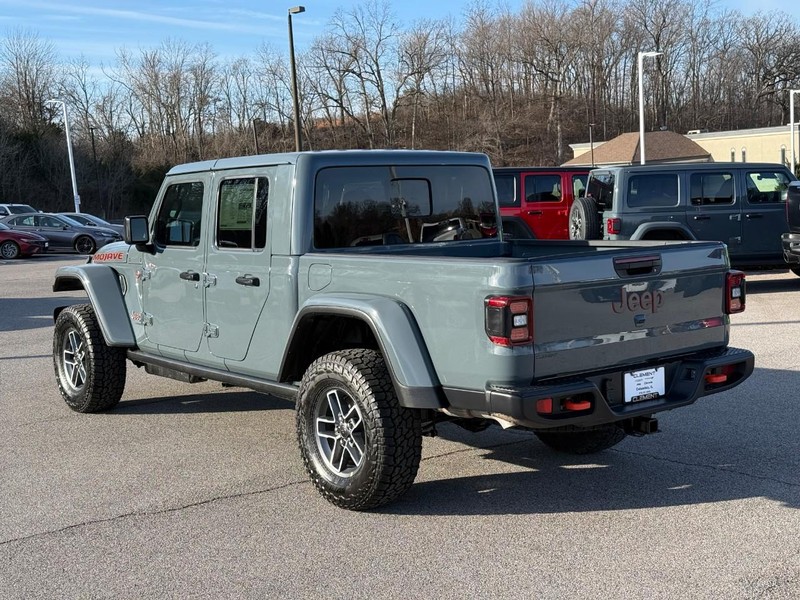 Jeep Gladiator Vehicle Full-screen Gallery Image 3