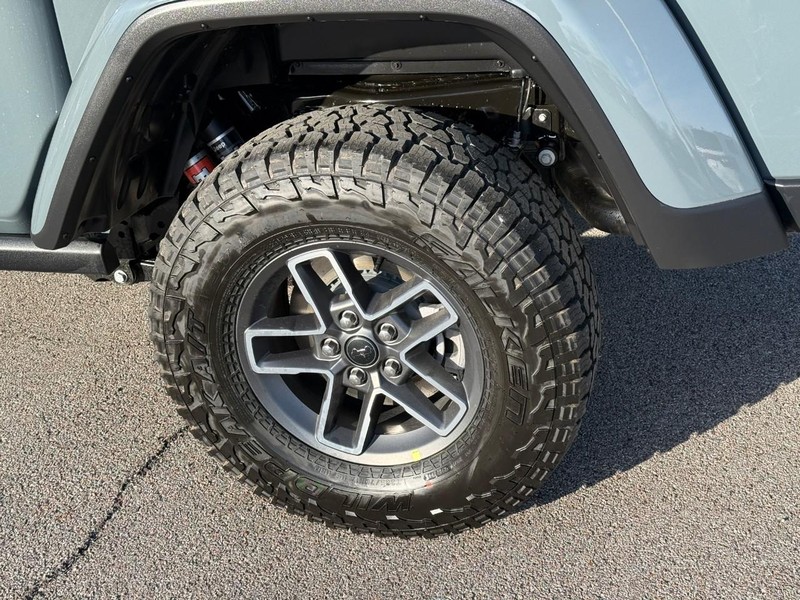 Jeep Gladiator Vehicle Full-screen Gallery Image 4