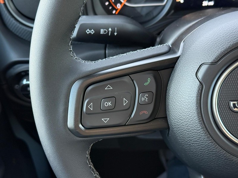 Jeep Gladiator Vehicle Full-screen Gallery Image 8