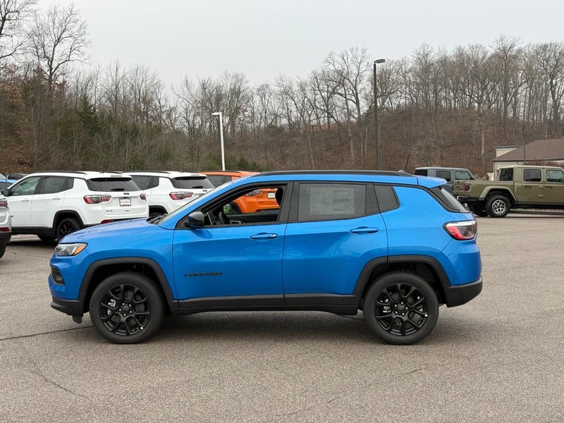Jeep Compass Vehicle Full-screen Gallery Image 2