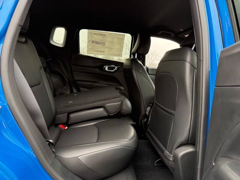 Jeep Compass Vehicle Full-screen Gallery Image 5