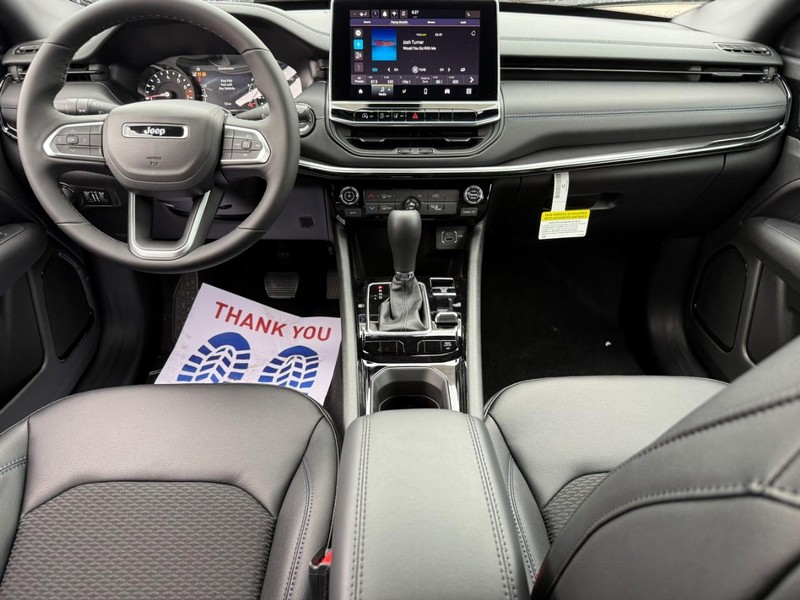 Jeep Compass Vehicle Full-screen Gallery Image 6