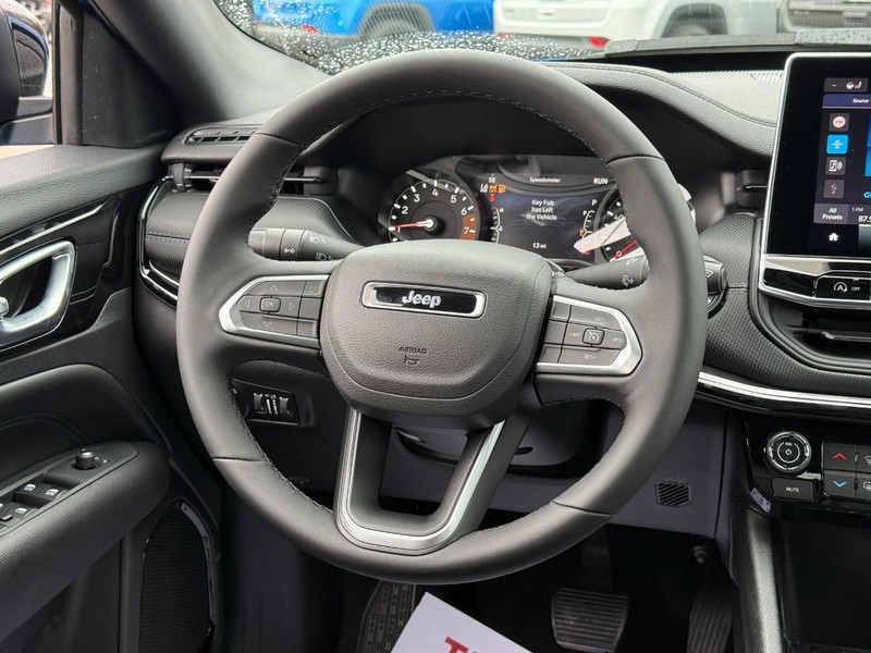 Jeep Compass Vehicle Full-screen Gallery Image 7