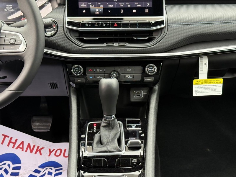 Jeep Compass Vehicle Full-screen Gallery Image 9