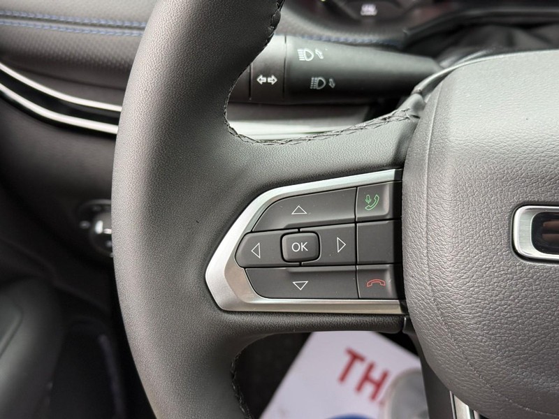 Jeep Compass Vehicle Full-screen Gallery Image 12