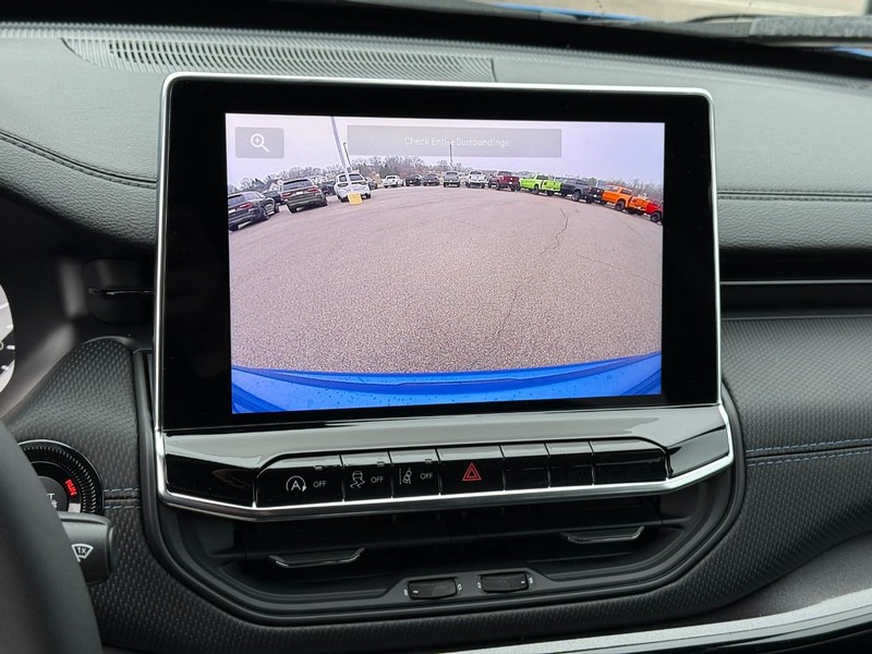 Jeep Compass Vehicle Full-screen Gallery Image 15