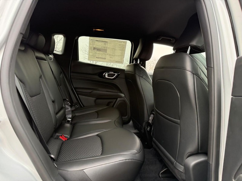 Jeep Compass Vehicle Full-screen Gallery Image 4