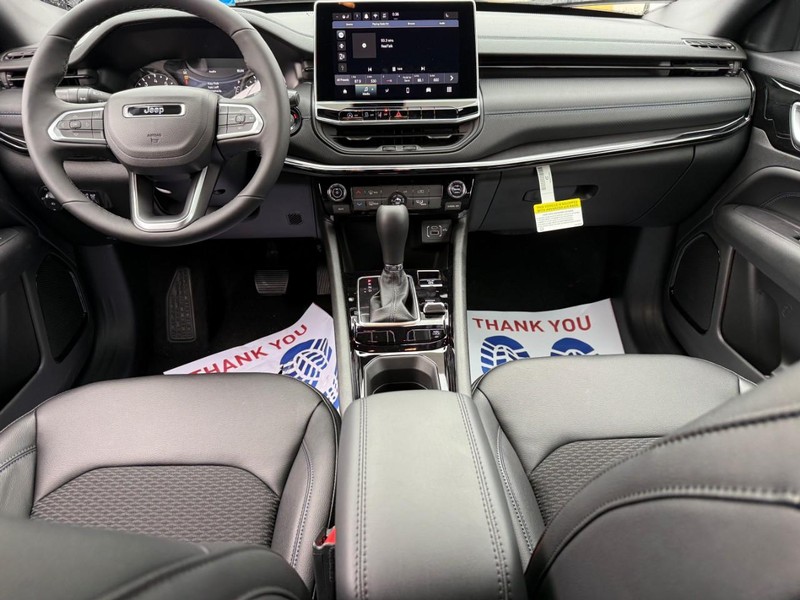 Jeep Compass Vehicle Full-screen Gallery Image 5