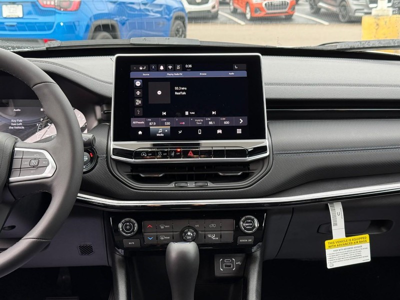 Jeep Compass Vehicle Full-screen Gallery Image 7
