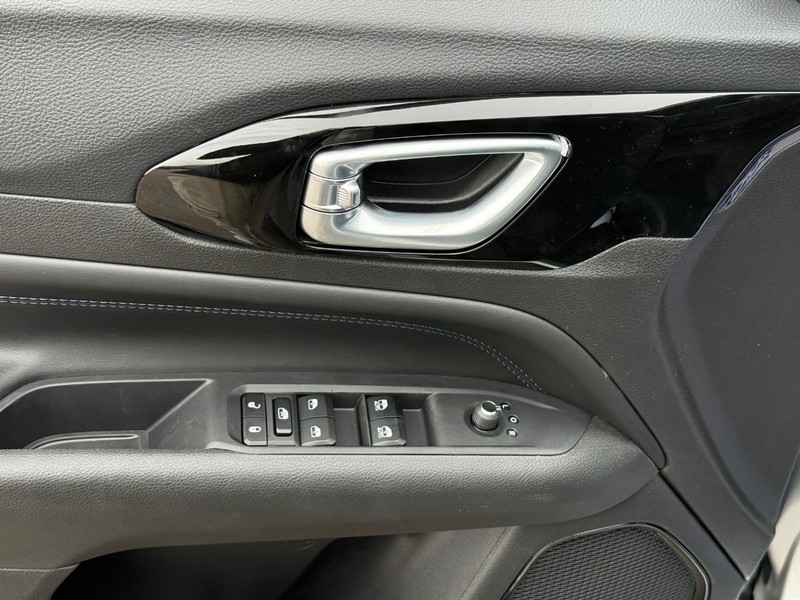 Jeep Compass Vehicle Full-screen Gallery Image 9