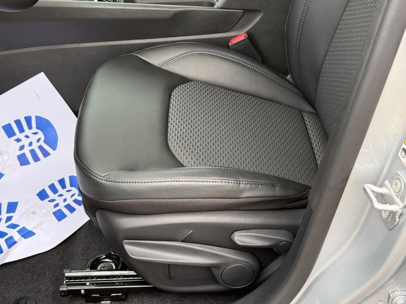 Jeep Compass Vehicle Full-screen Gallery Image 10