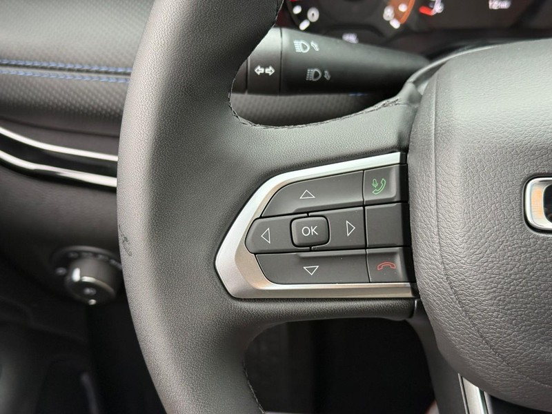 Jeep Compass Vehicle Full-screen Gallery Image 12