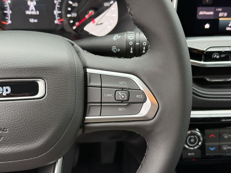 Jeep Compass Vehicle Full-screen Gallery Image 13