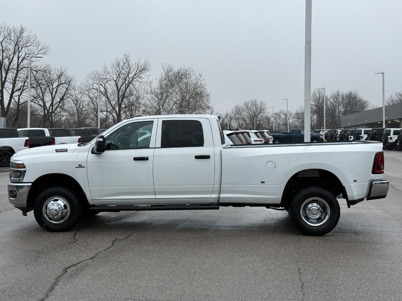 Ram 3500 Vehicle Full-screen Gallery Image 2