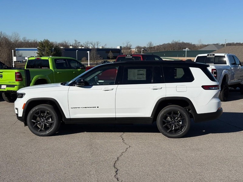 Jeep Grand Cherokee L Vehicle Image 03