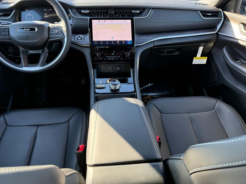 Jeep Grand Cherokee L Vehicle Image 09