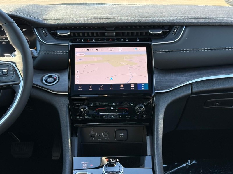 Jeep Grand Cherokee L Vehicle Image 12