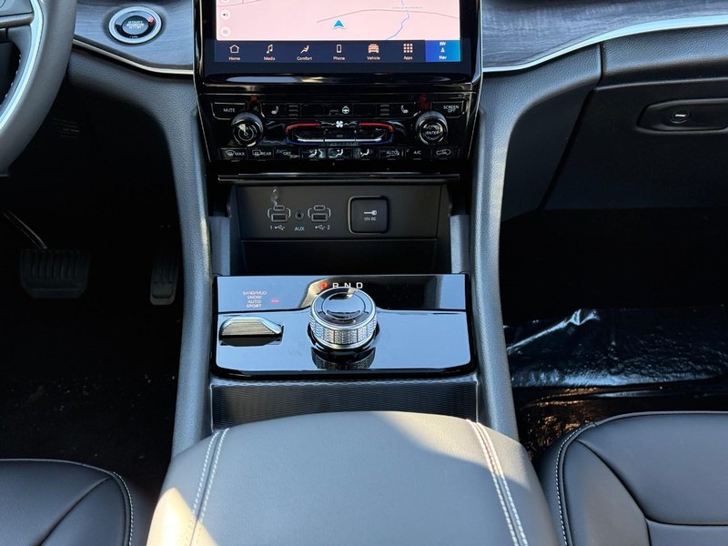 Jeep Grand Cherokee L Vehicle Image 14