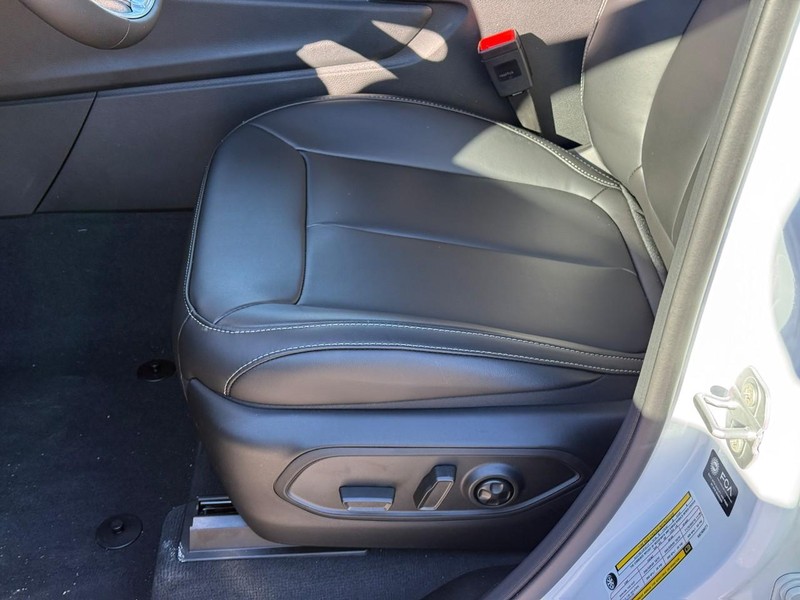 Jeep Grand Cherokee L Vehicle Image 17