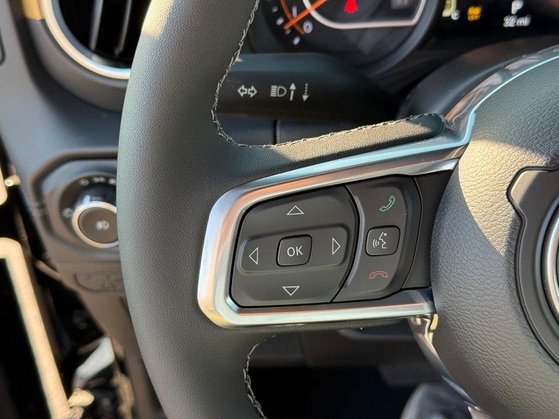 Jeep Wrangler Vehicle Full-screen Gallery Image 9