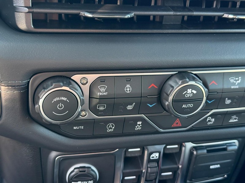 Jeep Wrangler Vehicle Full-screen Gallery Image 12