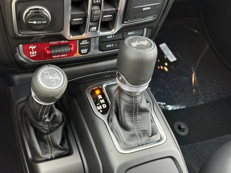 Jeep Wrangler Vehicle Image 11