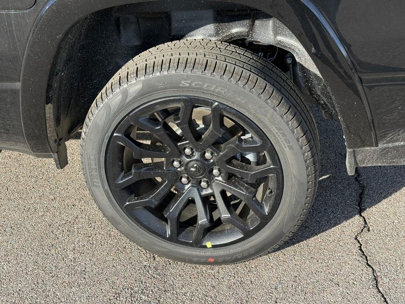 Ram 1500 Vehicle Full-screen Gallery Image 4