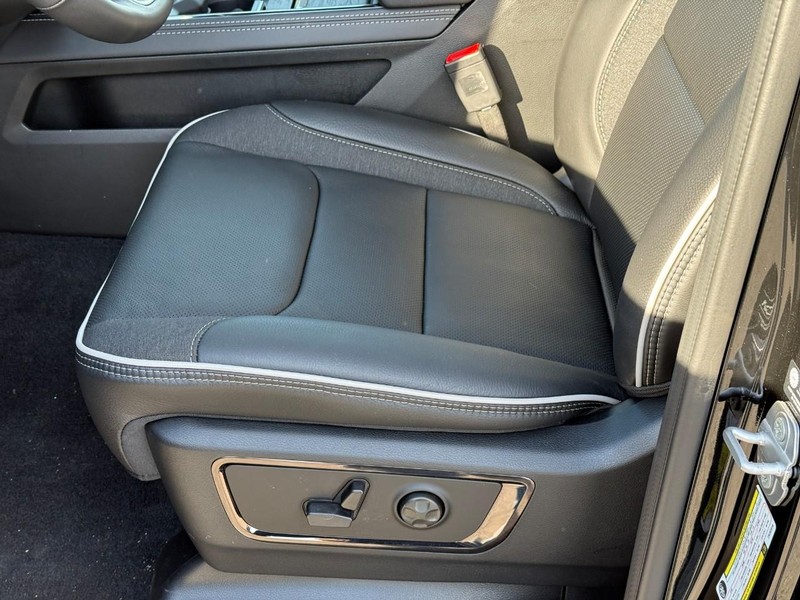 Ram 1500 Vehicle Full-screen Gallery Image 12