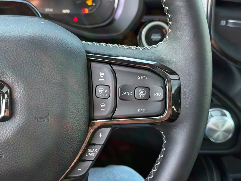 Ram 1500 Vehicle Full-screen Gallery Image 14