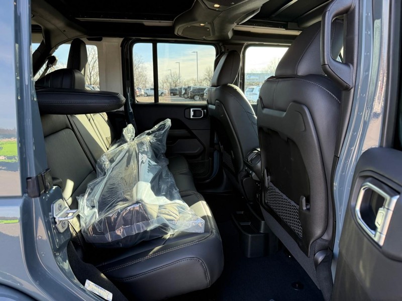 Jeep Wrangler Vehicle Full-screen Gallery Image 5