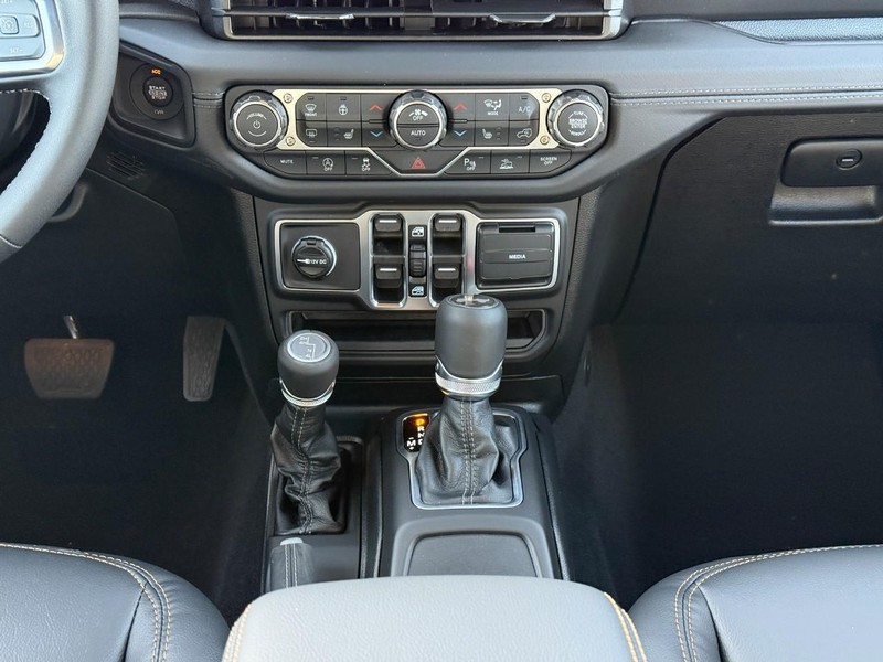 Jeep Wrangler Vehicle Full-screen Gallery Image 9